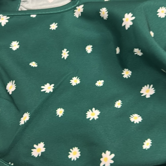 Pretty green print top - Picture 8 of 8